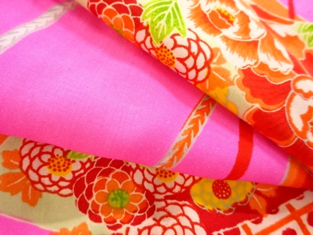  アンティーク　扇に草花模様着物